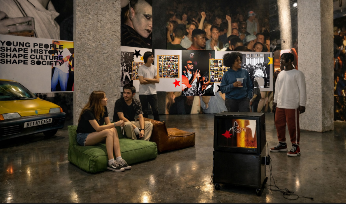 Το Μουσείο Νεότητας στο Λονδίνο έχει πανκιά, Walkman και ποδήλατα