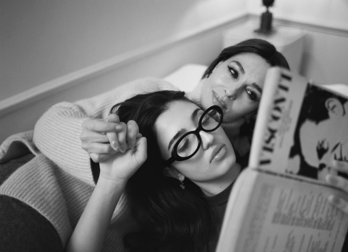 Η Μόνικα Μπελούτσι ποζάρει για πρώτη φορά με τη μικρότερη κόρη της