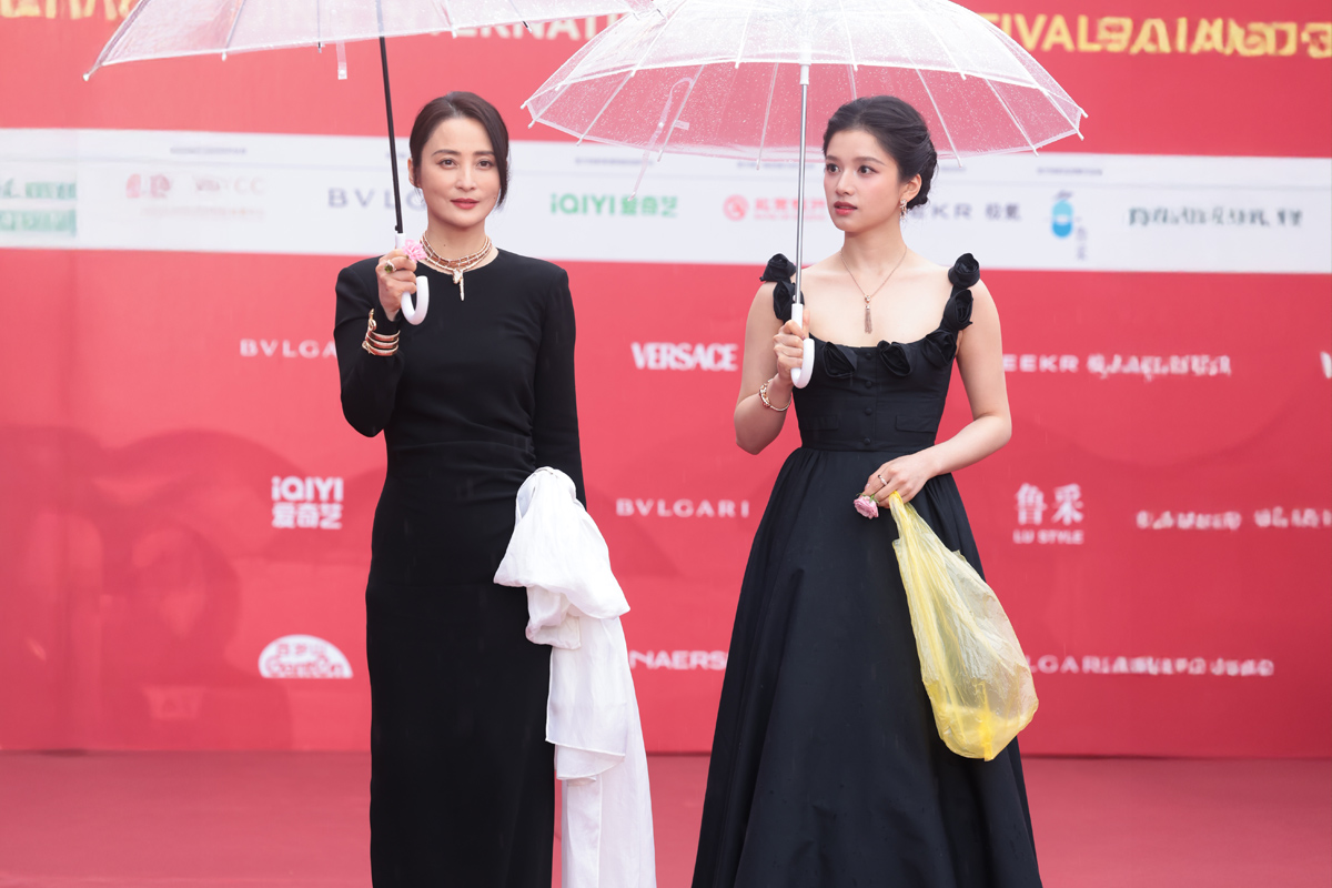 Η τσάντα που μοιάζει με σακούλα σκουπιδιών και κοστίζει 1.600 ευρώ