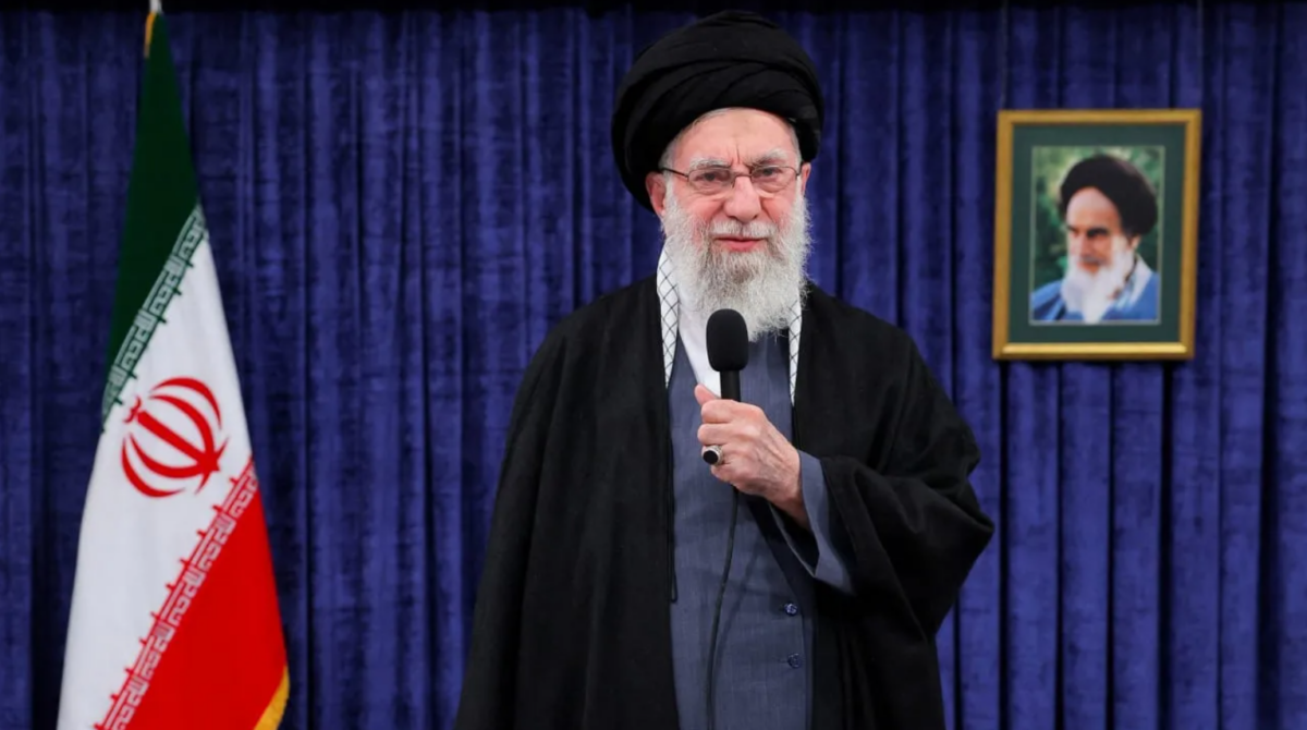 Ο Αλί Χαμενεΐ απευθύνεται στον Ιρανικό λαό μέσω του Κρατικού καναλιού. Φυσικά και το έλεγχε ο ίδιος.