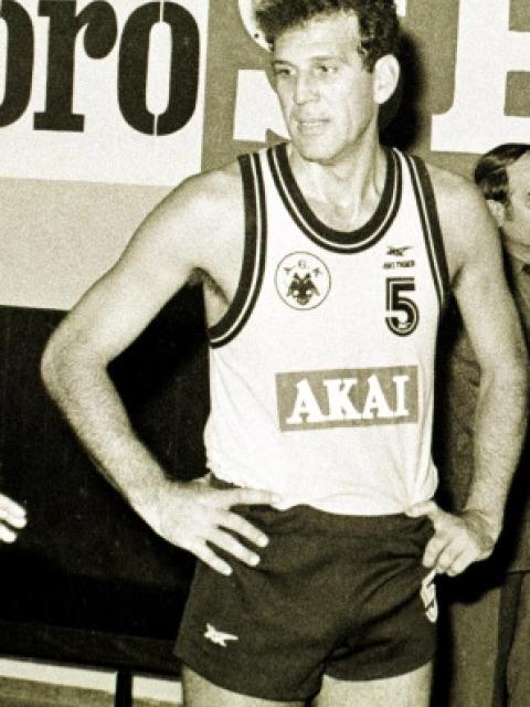 Ο Βασίλης Γκούμας κέρδισε ένα κύπελλο με τη φανέλα της αγαπημένης του ΑΕΚ.