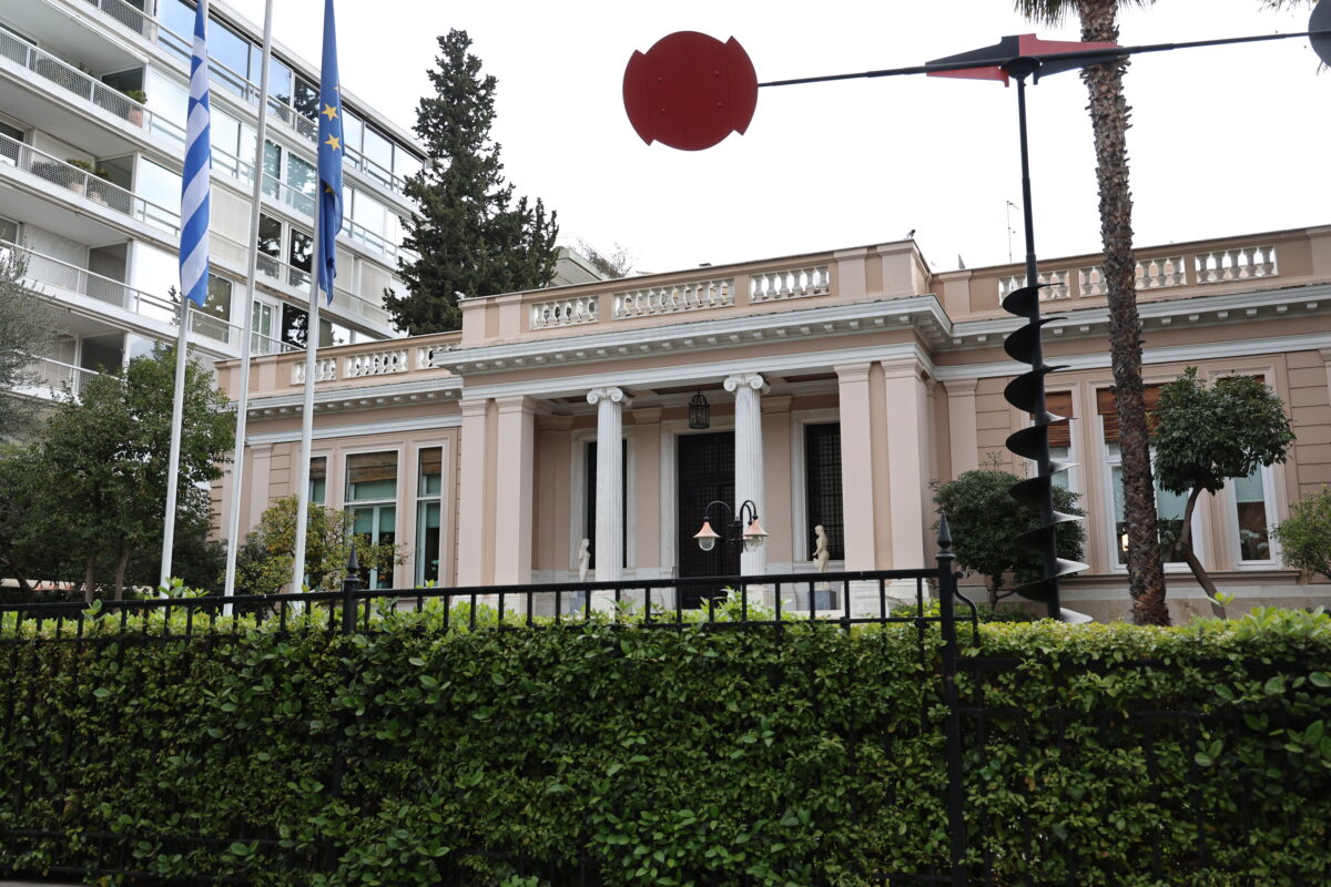 Οι ρωγμες στο εσωτερικό της ΝΔ απειλούν να καταπιούν το Μαξίμου