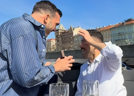 Ο σύντροφος του Ιάσονα Μανδηλά «είπε το ναι» – η πρόταση γάμου στην Πράγα