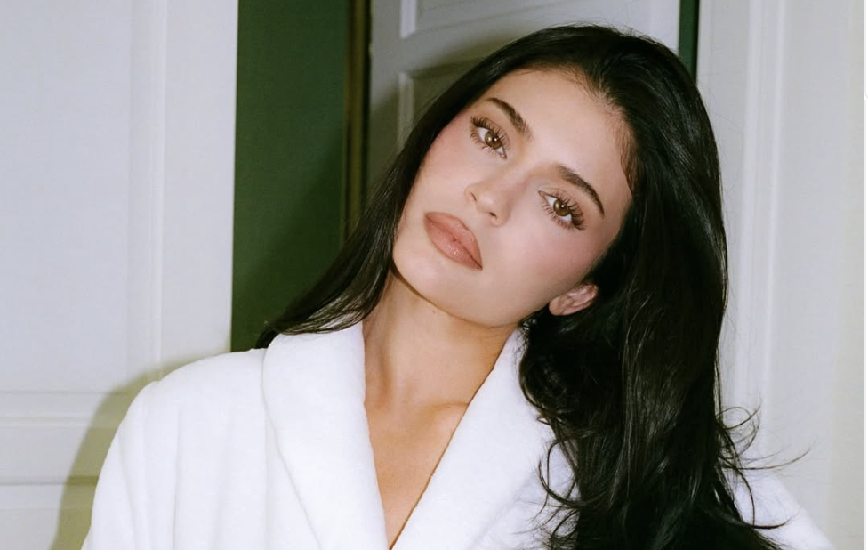 Η Κάιλι Τζένερ ποζάρει topless – Το μήνυμα πίσω από τη φωτογραφία