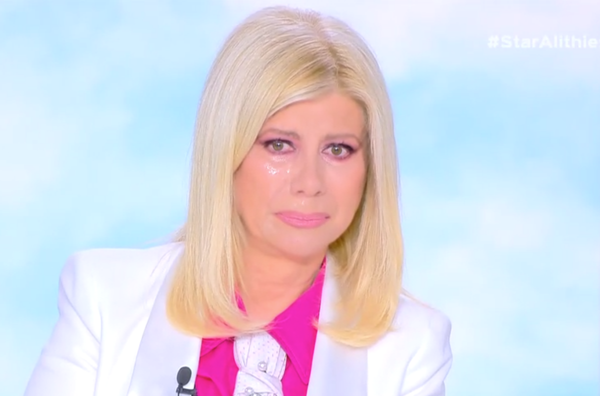 Πέσατε να τη φάτε τη Ζήνα Κουτσελίνη…