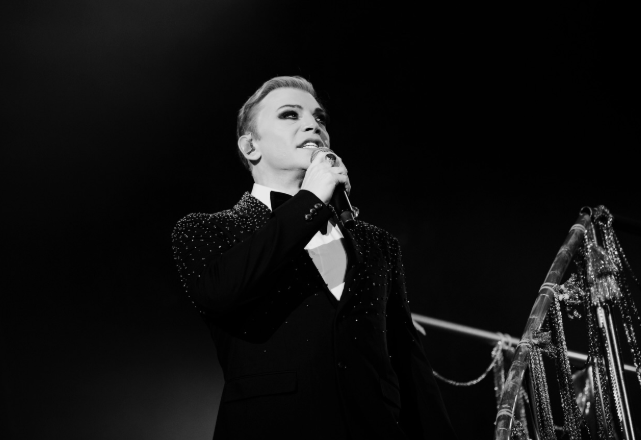 Ο συγκινημένος Τάκης Ζαχαράτος ερμηνεύει Μαρινέλλα μπροστά στον Κώστα Χατζή