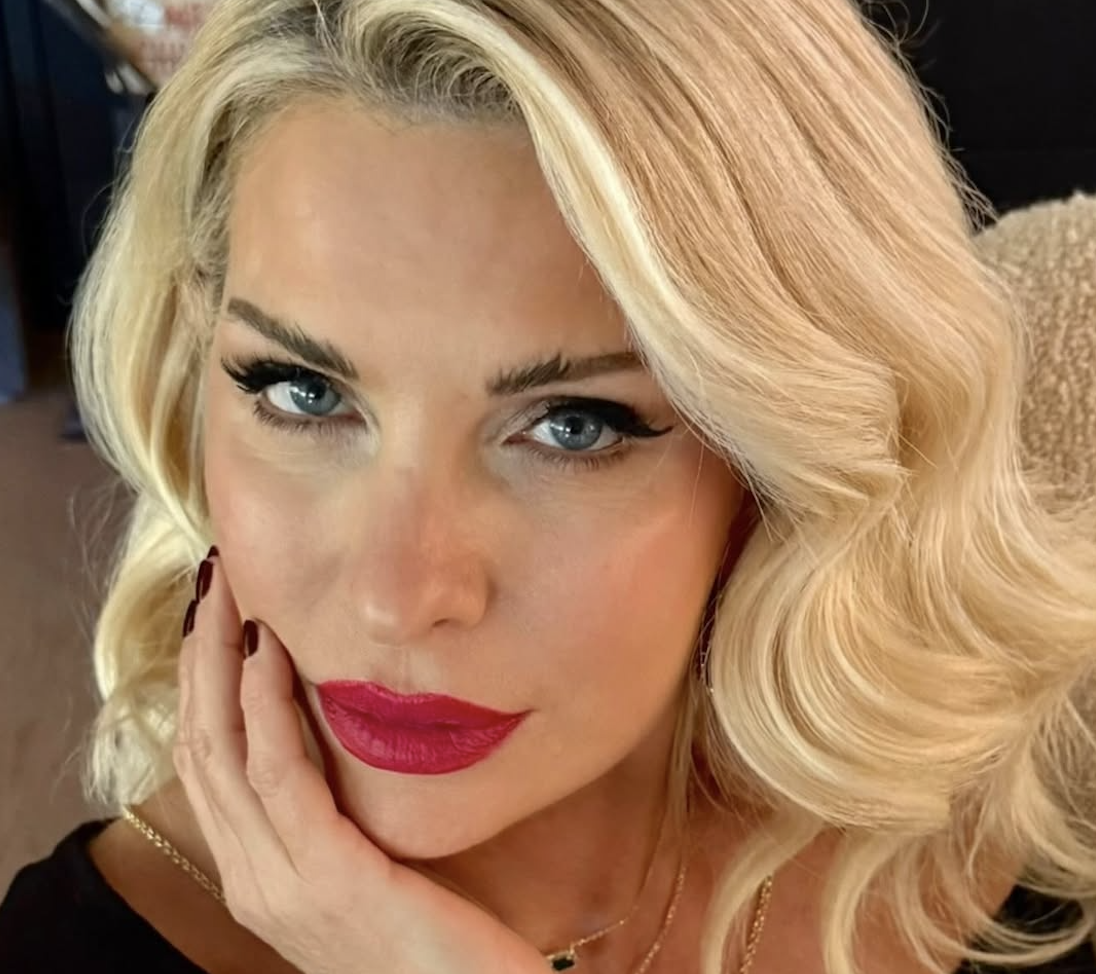 Η Ελένη Μενεγάκη φόρεσε τα πιο κομψά πέδιλα της σεζόν