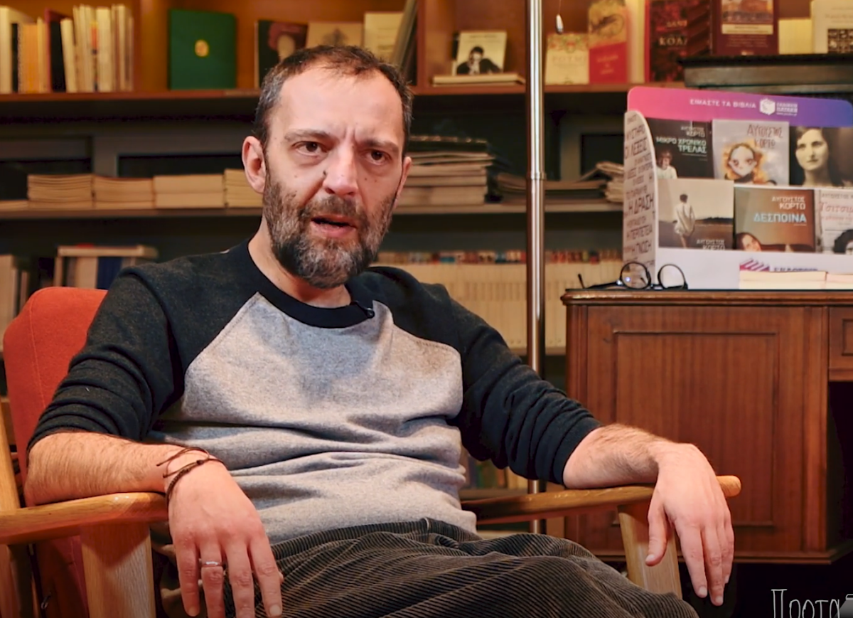 Αύγουστος Κορτώ: Γιατί έγραψε με ψευδώνυμο, το bullying για τη σεξουαλική του ταυτότητα και οι σκέψεις για την πατρότητα