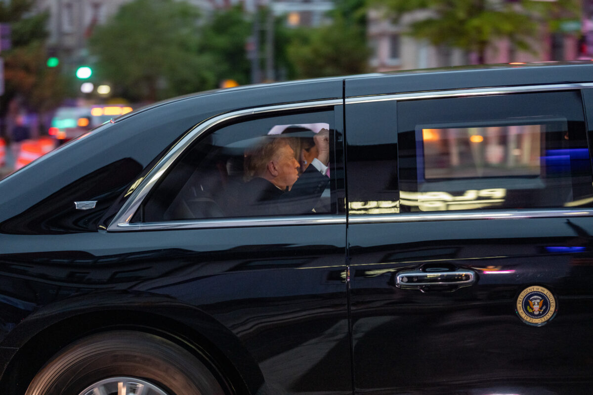 Η επίθεση στο Δείπνο των Ξένων Ανταποκριτών στο Χίλτον ήταν βούτυρο στο ψωμί των συνωμοσιολόγων. Τι πιο λογικό;