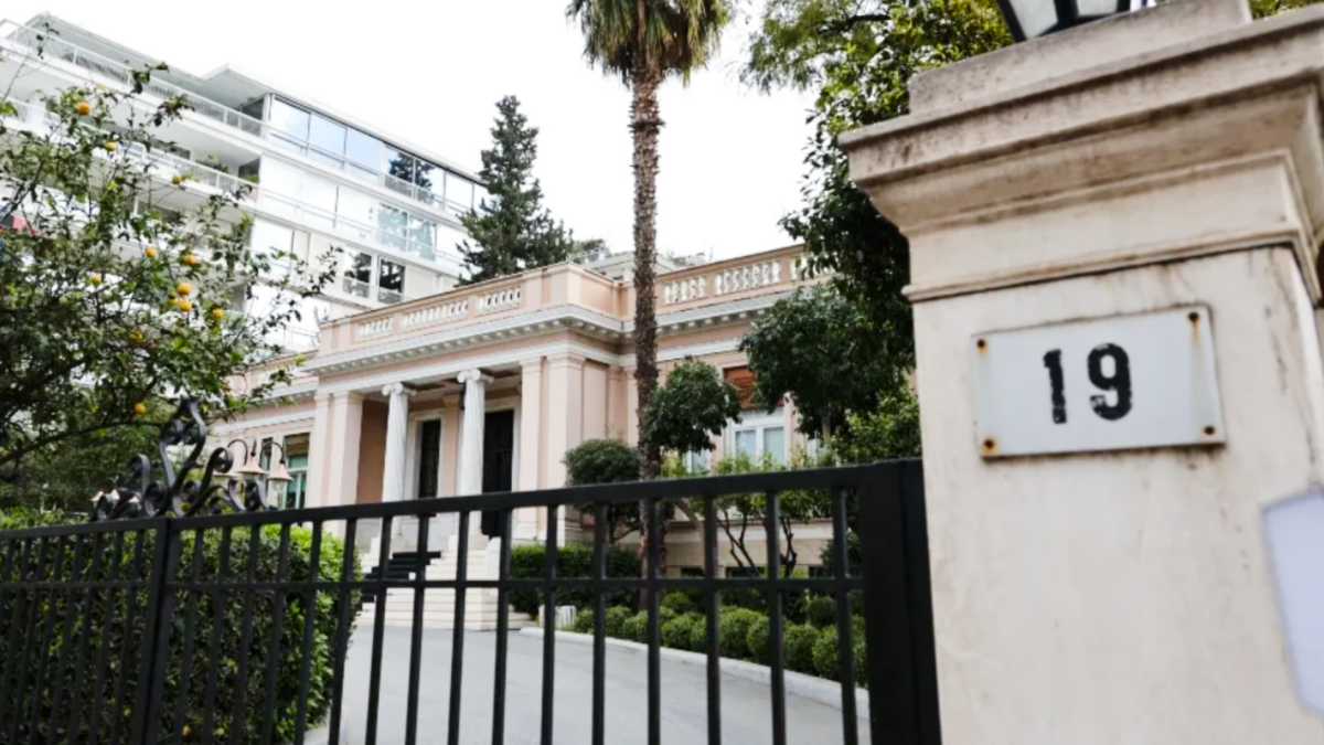 «Άμυνα και όπου βγει» είναι το νέο μότο της κυβέρνησης που ψάχνει να περιορίσει τα αυτογκόλ και να πιάσει ένα... ονειρεμένο 30%!