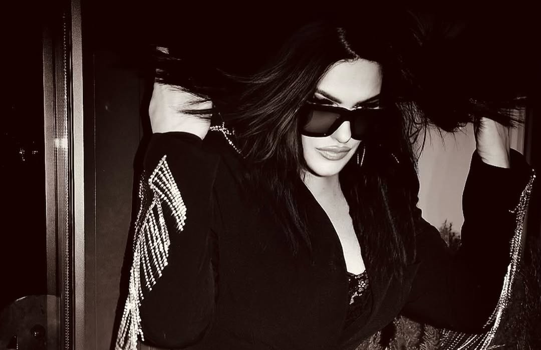 Η Δήμητρα Κατσαφάδου με «no pants look» στο meeting της εταιρείας της