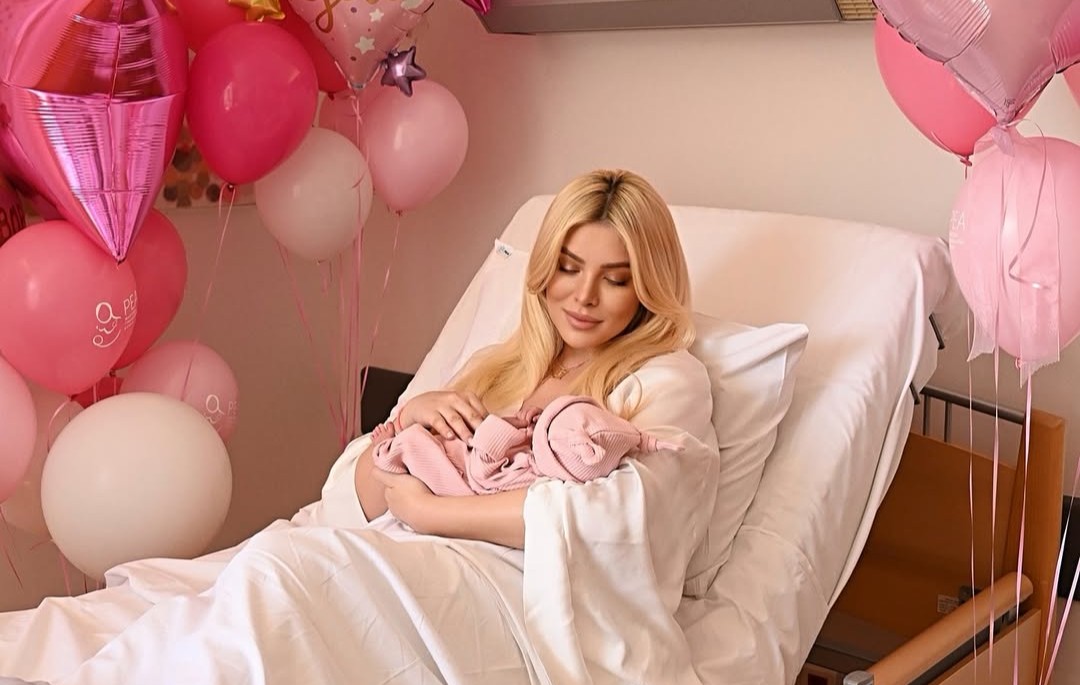 Η Κατερίνα Καινούργιου πήρε εξιτήριο από το μαιευτήριο – Δείτε τις πρώτες φωτογραφίες της κόρης της