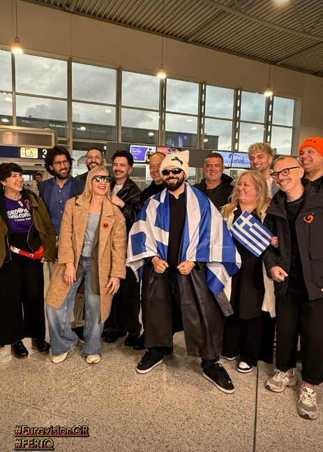 O Akylas και η ομάδα του στο αεροδρόμιο Ελ. Βενιζέλος, λίγο πριν την αναχώρηση για τη Βιέννη, το πρωί της πρωτομαγιάς. (Instagram/akylas_)