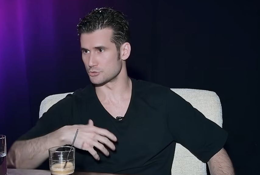 Αναστάσης Ροϊλός: «Διαχωρίζω πλήρως τη δημόσια εικόνα από την ιδιωτική μου ζωή»