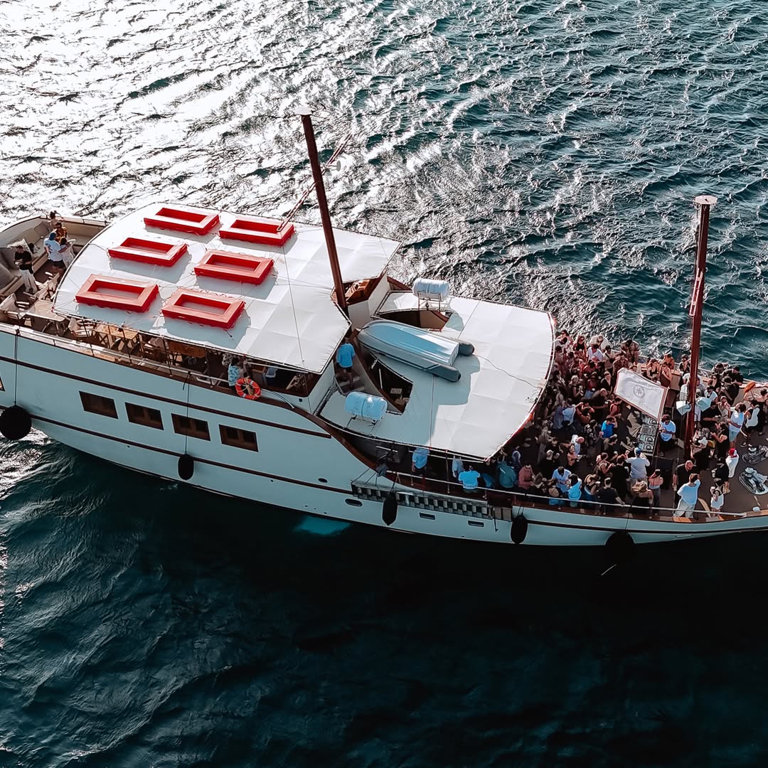 Cruise & Groove: Ένας boat party όπως κανένα άλλο επιστρέφει στην Αθηναϊκή Ριβιέρα