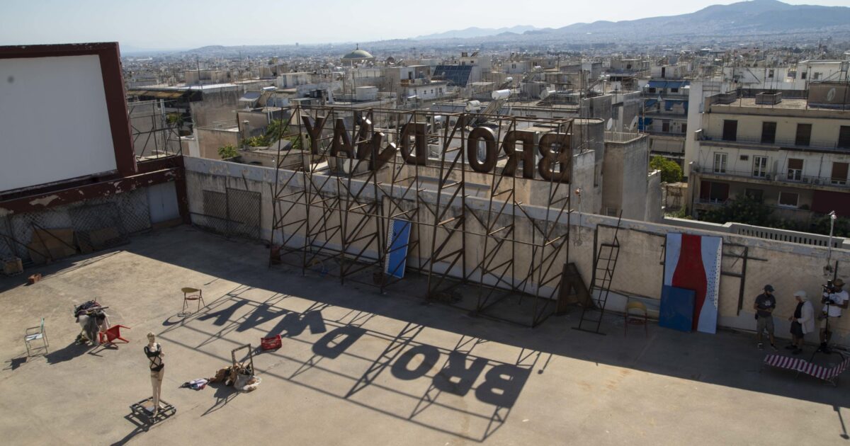 Γιατί ξανανοίγουν τα σινεμά της πόλης, αλλά ως θέατρα;