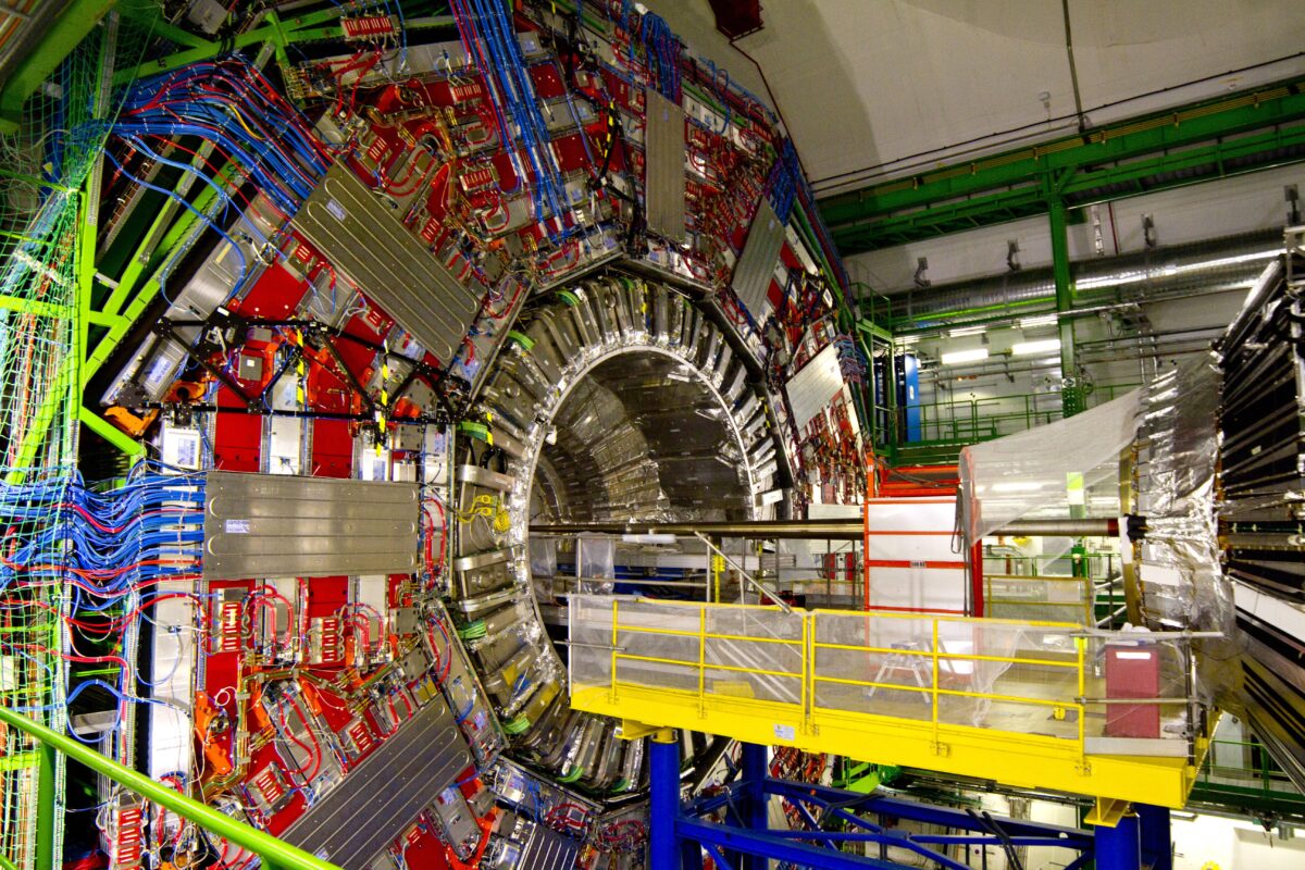 6 θεωρίες συνωμοσίας για το CERN που κλείνει μέχρι το 2030 — Τι μας κρύβουν;