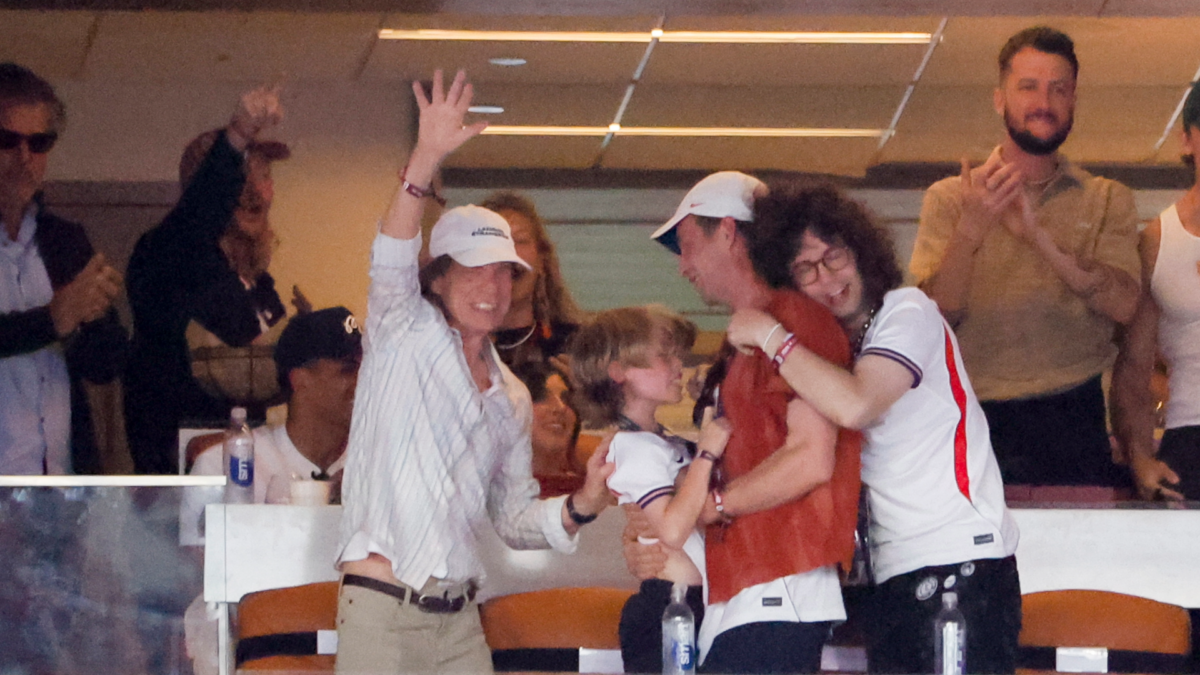Δυστυχώς για τον Τζάγκερ, όχι μόνο οι Άγγλοι δεν προκρίθηκαν, αλλά παίρνει πάνω του και το ανάθεμα. Τι το ήθελε το γήπεδο;