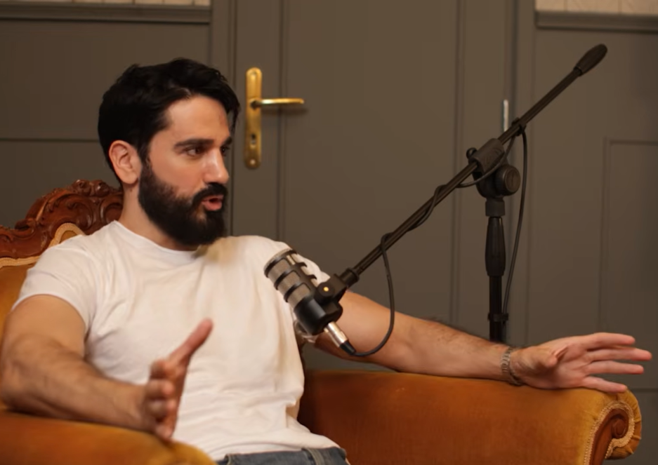 Διονύσης Ατζαράκης: «Στο σχολείο με τις καλόγριες το χιούμορ ήταν η διέξοδός μου»