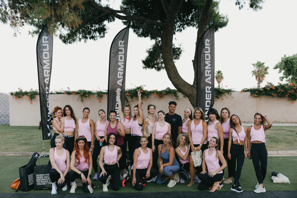UNDER ARMOUR Yoga Sunset Session: Μια εμπειρία ευεξίας δίπλα στη θάλασσα, με φόντο το ηλιοβασίλεμα της Αθηναϊκής Ριβιέρας
