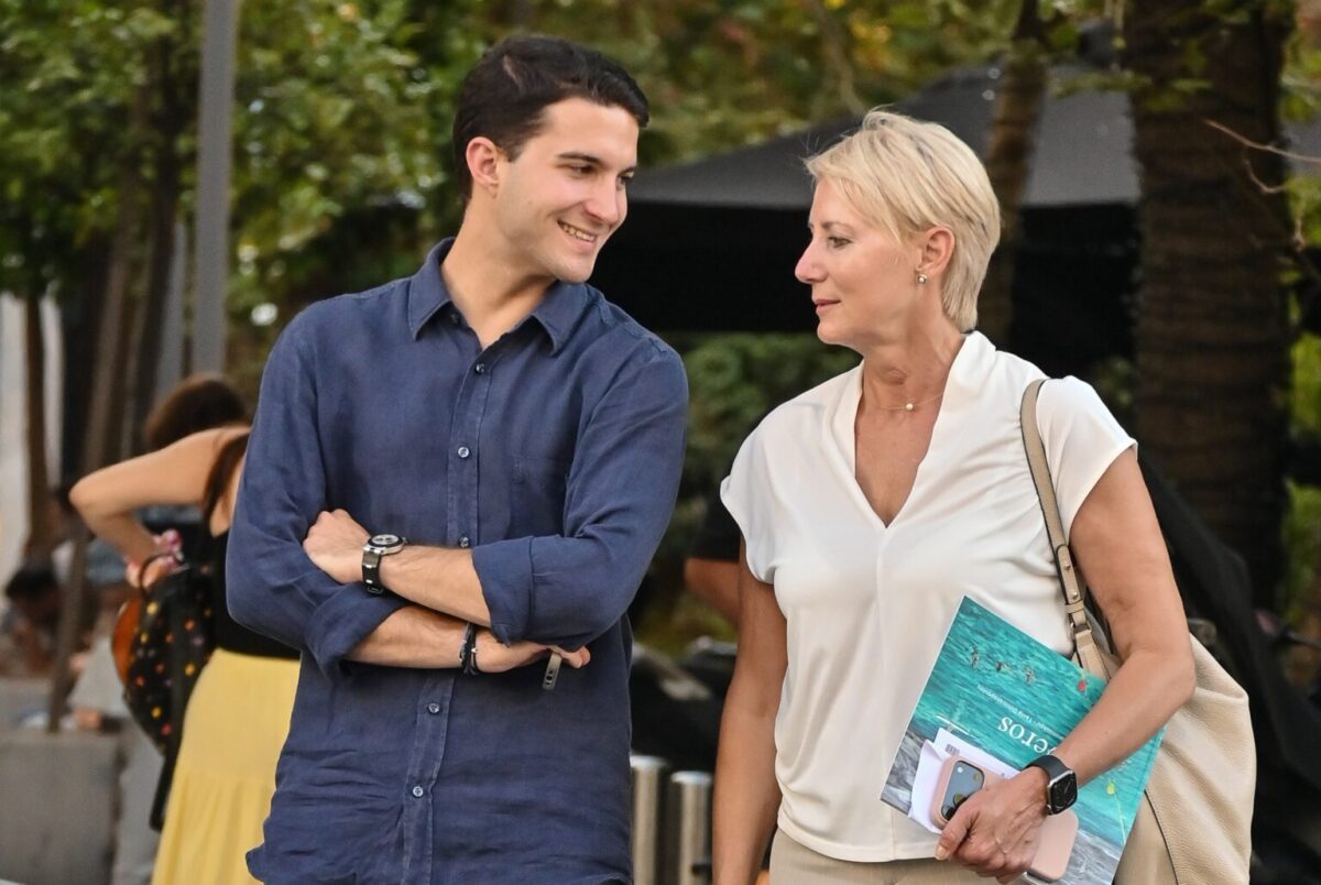 Σπάνια εμφάνιση της Νατάσας Παζαΐτη με τον γιο της Αλέξανδρο Καραμανλή στο κέντρο της Αθήνας