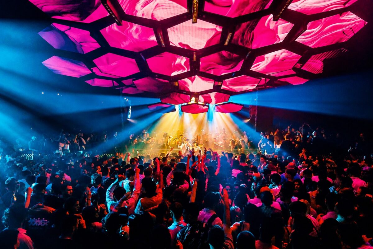 Τα εμβληματικά club anthems που σφράγισαν τα τελευταία 30 καλοκαίρια μας