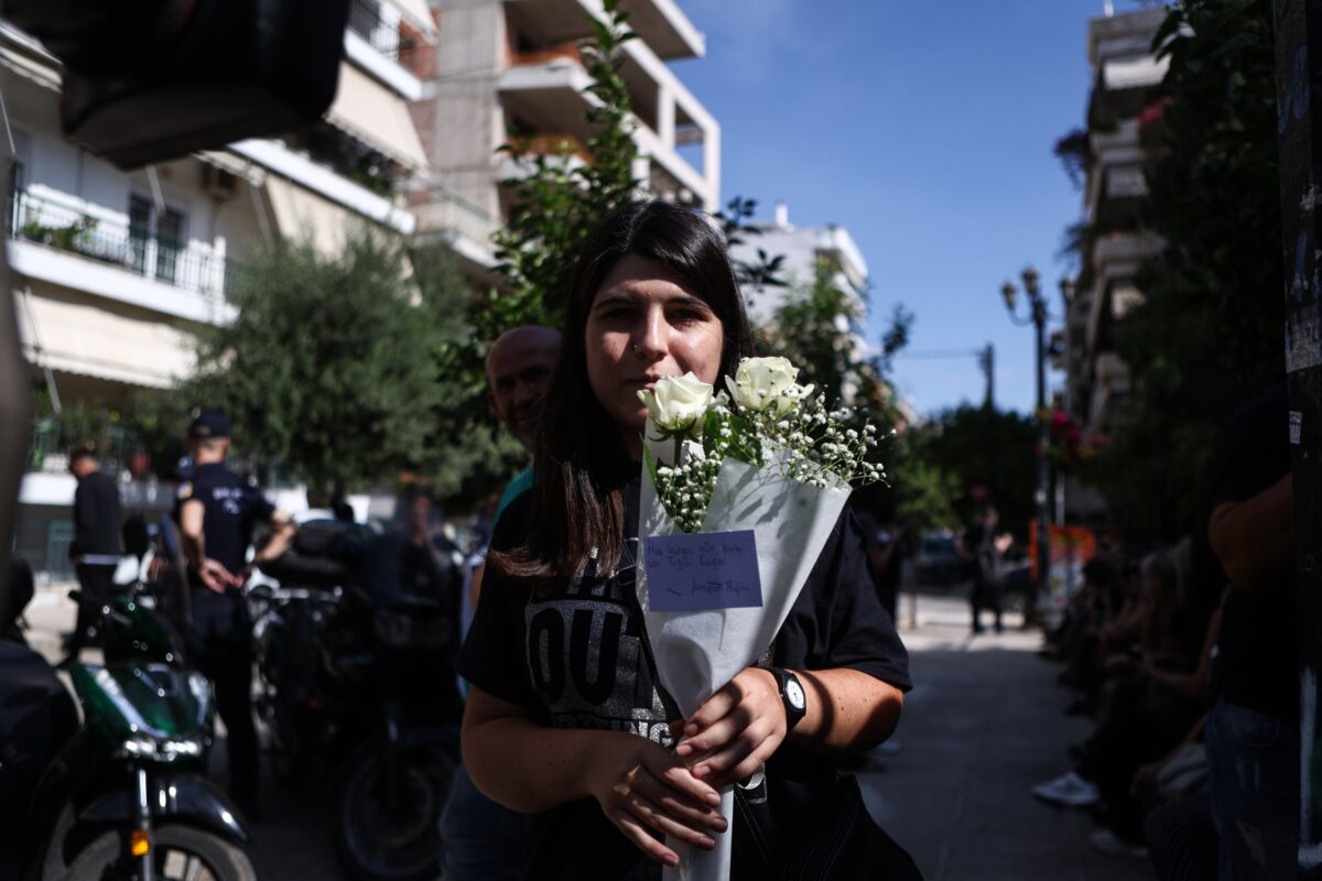 Όταν φεύγει ένας καλλιτέχνης: Γιατί η απώλεια ενός ειδώλου πονάει μια ολόκληρη κοινωνία