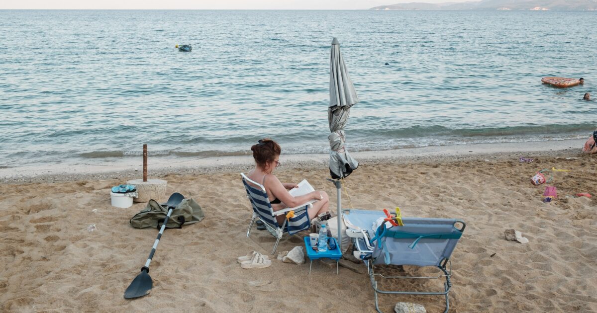 Γιατί διαβάζουμε μανιασμένα αστυνομική λογοτεχνία στην παραλία